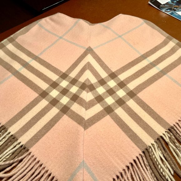 Burberry Cashmere/wool blend Poncho. Classic plaid in pink and brown
Candy Check - Picture 7 of 10